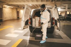 désinsectisation d'un parking avec un pulvérisateur